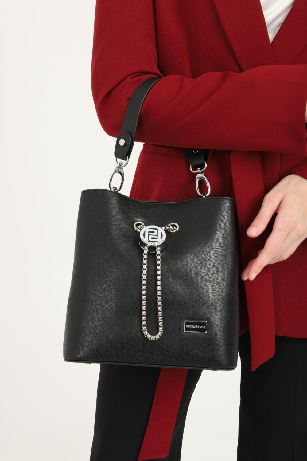 Silver & Polo Siyah - Siyah SP967 Kadın Çapraz Çanta 1 Дамска чанта Silver & Polo SP967 черна – елегантна кожена чанта с метални детайли и дълга дръжка.