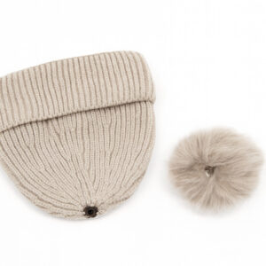 Бежова плетена зимна шапка с голям пухкав помпон – топъл зимен аксесоар.