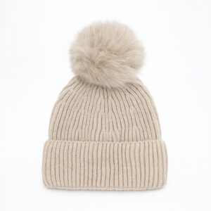 Бежова плетена зимна шапка с голям пухкав помпон – топъл зимен аксесоар.