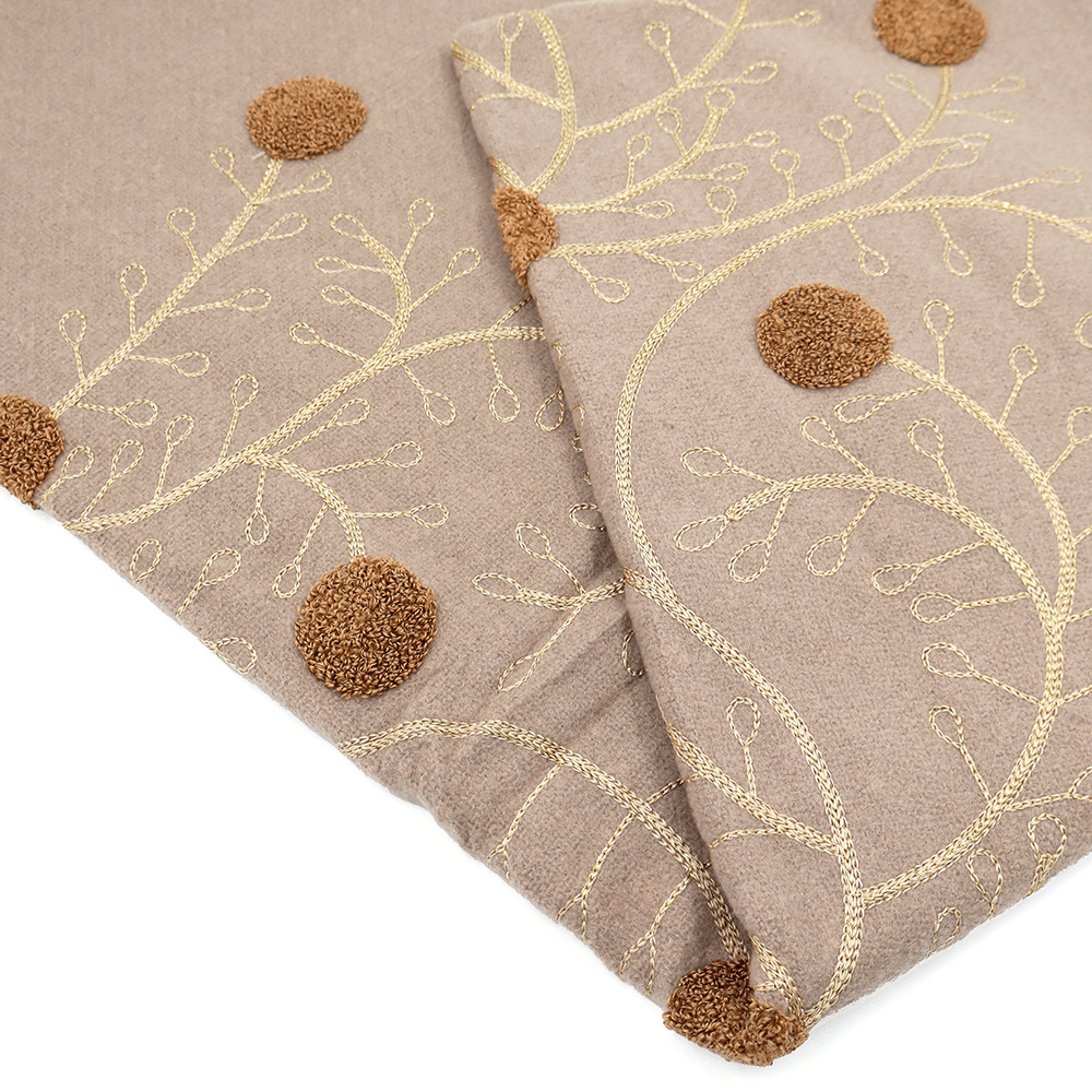 Луксозен светло кафяв шал с флорална релефна бродерия 2 Луксозен светло кафяв дамски шал с декоративен възел – елегантен зимен аксесоар.