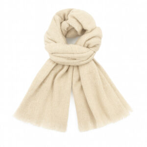 Мек бежов дамски зимен шал – топъл плетен шал за студено време.