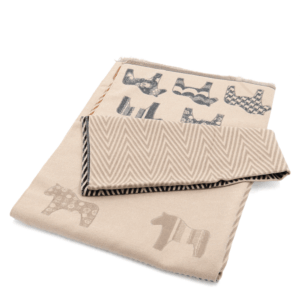 Двулицев бежов шал с декоративни шарки – модерен зимен аксесоар.