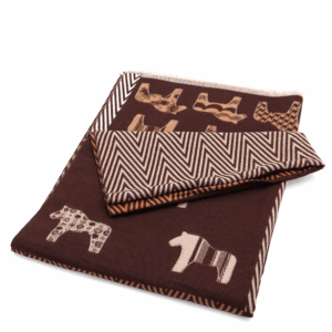 Двулицев бежов шал с декоративни шарки – модерен зимен аксесоар.