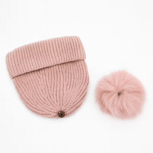 Розова плетена зимна шапка с голям пухкав помпон – топъл зимен аксесоар.