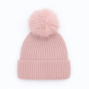 Розова плетена зимна шапка с голям пухкав помпон – топъл зимен аксесоар.