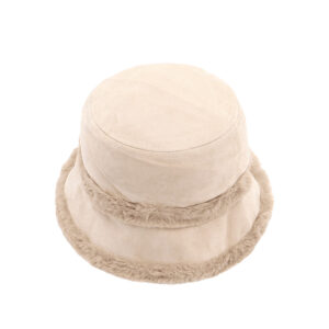 Стилна бежова зимна шапка за жени 1 Дамска зимна шапка тип клош в бежов цвят с пух – стилен зимен аксесоар за жени