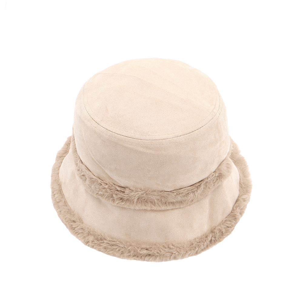 Стилна бежова зимна шапка за жени 1 Дамска зимна шапка тип клош в бежов цвят с пух – стилен зимен аксесоар за жени