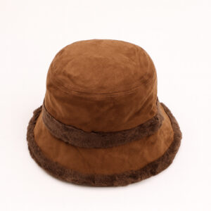 Дамска зимна шапка тип клош в кафяв цвят с пух – стилен зимен аксесоар за жени