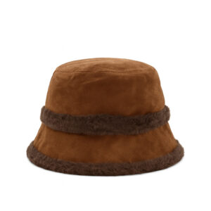 Дамска зимна шапка тип клош в кафяв цвят с пух – стилен зимен аксесоар за жени