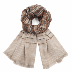 Топъл зимен шал в светло кафяв цвят – мек дамски шал за студено време