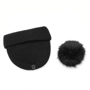 Черна плетена зимна шапка с голям пухкав помпон – топъл зимен аксесоар.