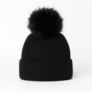 Черна плетена зимна шапка с голям пухкав помпон – топъл зимен аксесоар.