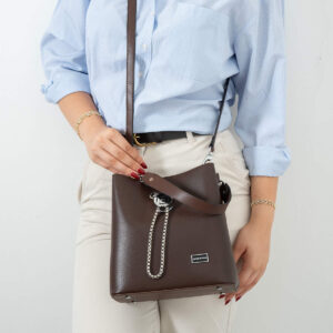 Silver & Polo SP967 KAHVE-NİX KAHVE 1 Дамска кафява кожена чанта Silver & Polo SP967 KAH, показана в ръка за визуализация на размера.