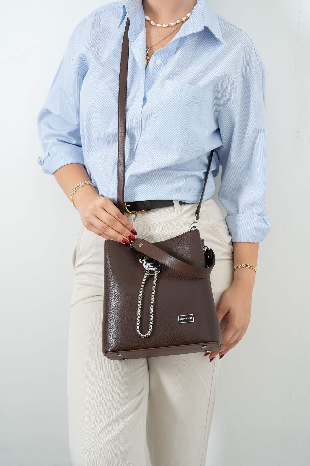 Silver & Polo SP967 KAHVE-NİX KAHVE 1 Дамска кафява кожена чанта Silver & Polo SP967 KAH, показана в ръка за визуализация на размера.