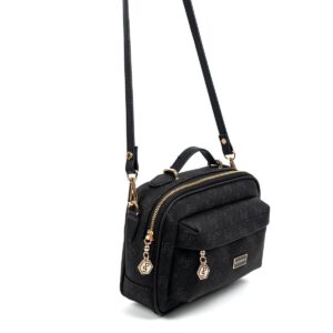 Черна дамска чанта с монограм – crossbody модел през рамо с регулируема дръжка.
