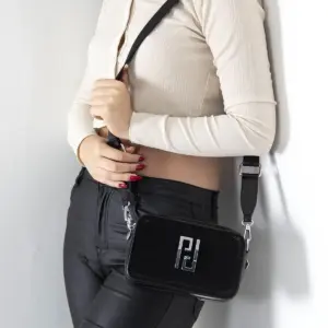 Черна дамска чанта Silver & Polo с регулируема презрамка и предно лого – елегантна ежедневна чанта.