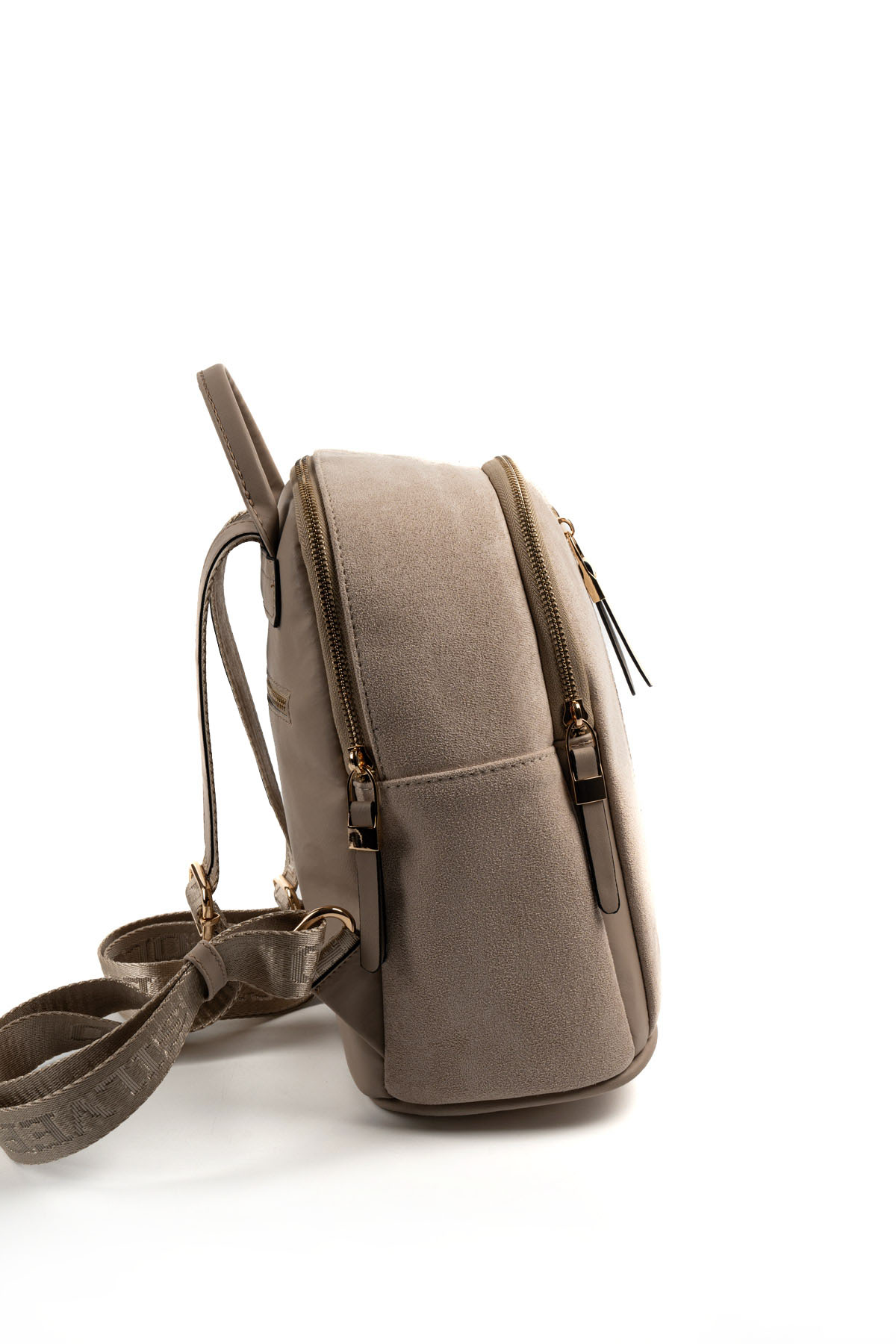 Silver&Polo BEJ-MAT KUM 2 Дамска раница Silver & Polo от бежов велур и еко кожа със златисти ципове – стилна ежедневна раница.