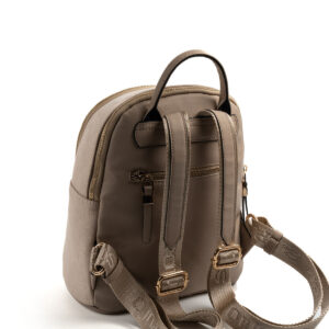 Silver&Polo BEJ-MAT KUM 3 Дамска раница Silver & Polo от бежов велур и еко кожа със златисти ципове – стилна ежедневна раница.