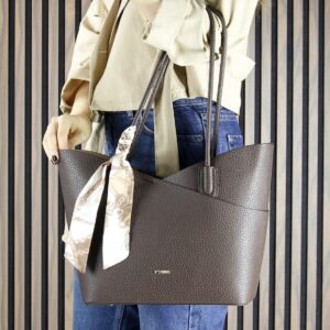 Дамска кожена чанта тип шопър в тъмнокафяв цвят, носена през рамо