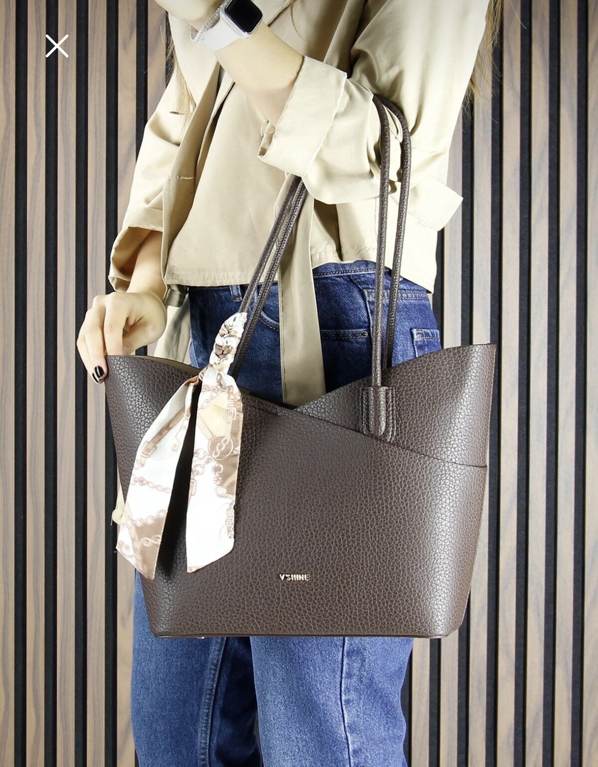 Дамска кожена чанта тип шопър – тъмнокафява Дамска кожена чанта тип шопър в тъмнокафяв цвят, носена през рамо