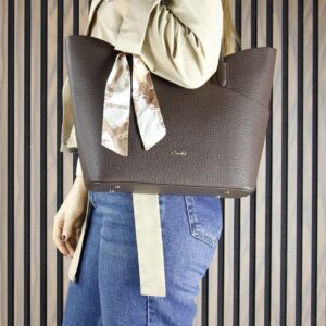 Дамска кожена чанта тип шопър – тъмнокафява Дамска кожена чанта тип шопър в тъмнокафяв цвят, носена през рамо