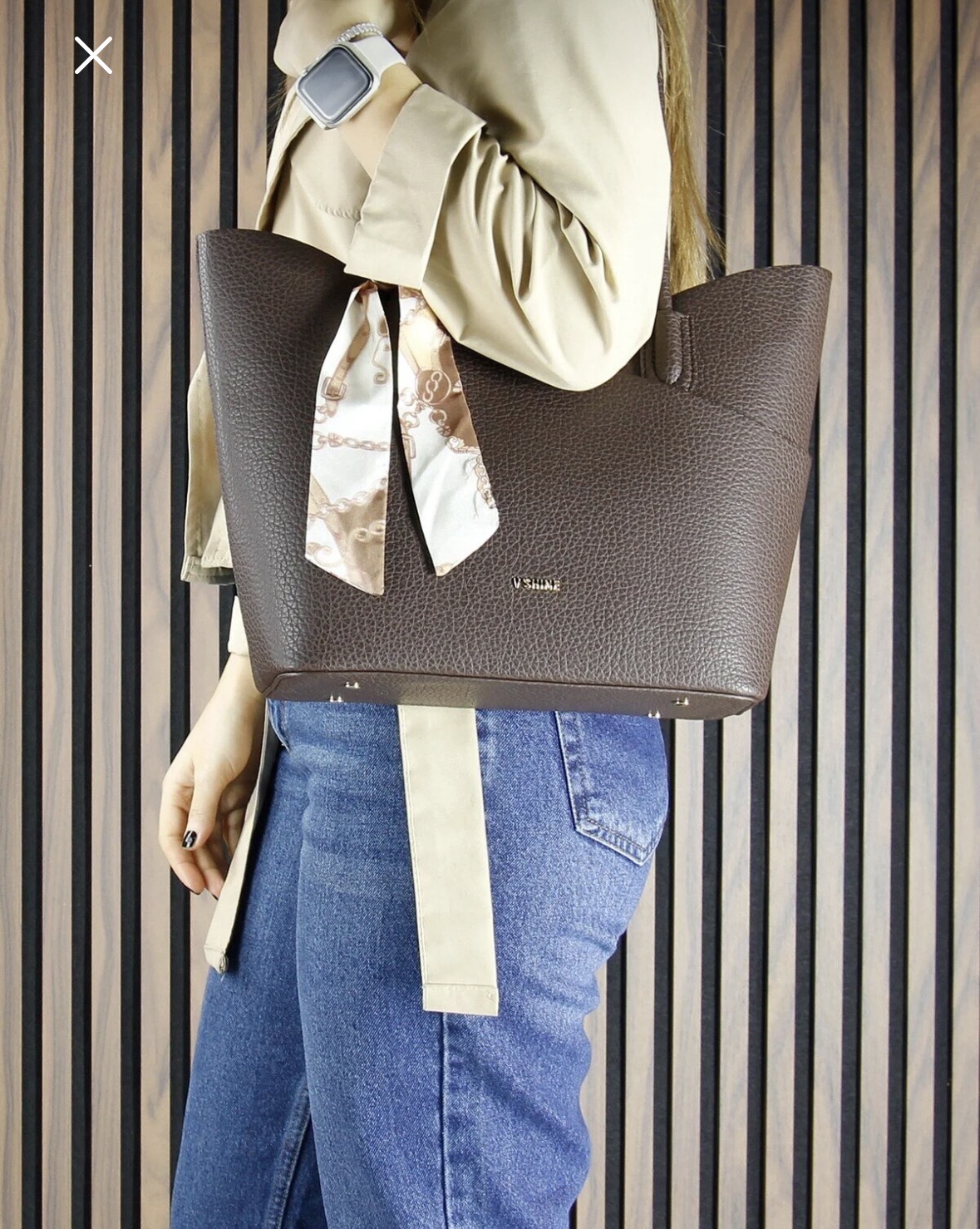 Дамска кожена чанта тип шопър – тъмнокафява Дамска кожена чанта тип шопър в тъмнокафяв цвят, носена през рамо