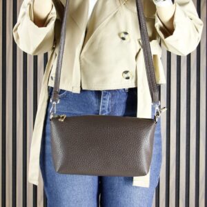 Дамска кожена чанта тип шопър – тъмнокафява Дамска кожена чанта тип шопър в тъмнокафяв цвят, носена през рамо