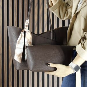 Дамска кожена чанта тип шопър в тъмнокафяв цвят, носена през рамо