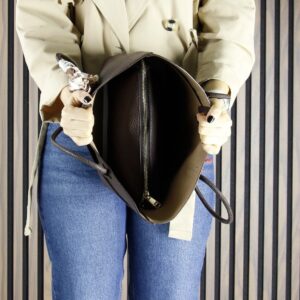 Дамска кожена чанта тип шопър – тъмнокафява Дамска кожена чанта тип шопър в тъмнокафяв цвят, носена през рамо