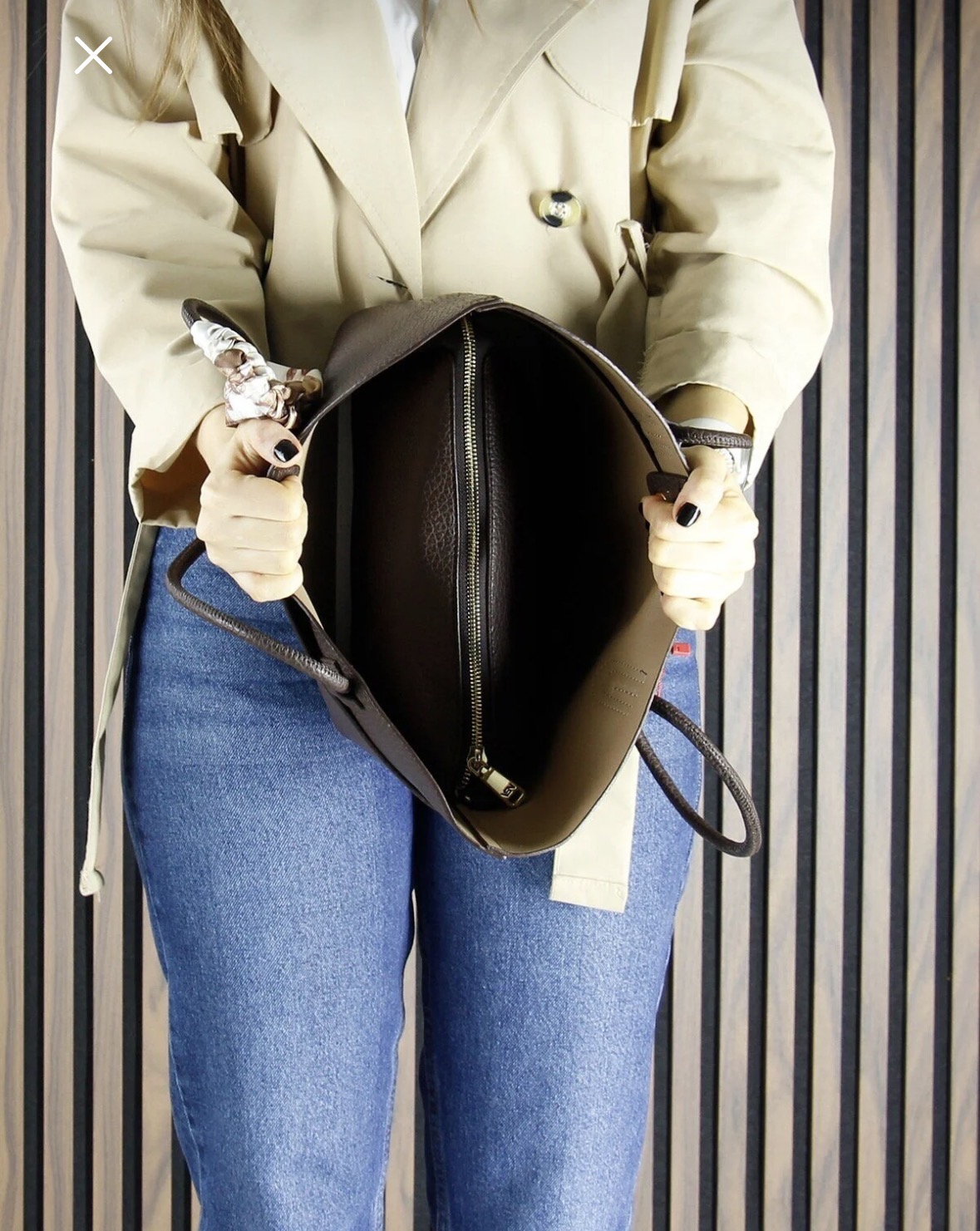 Дамска кожена чанта тип шопър – тъмнокафява Дамска кожена чанта тип шопър в тъмнокафяв цвят, носена през рамо