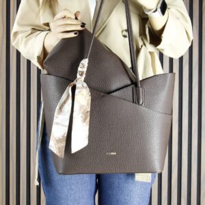 Дамска кожена чанта тип шопър – тъмнокафява Дамска кожена чанта тип шопър в тъмнокафяв цвят, носена през рамо