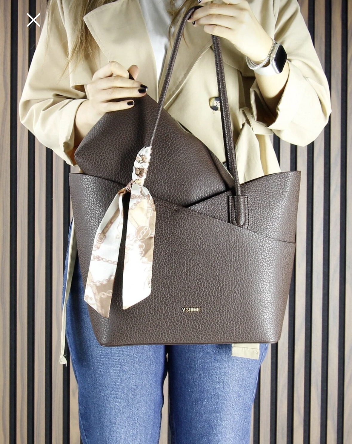 Дамска кожена чанта тип шопър – тъмнокафява Дамска кожена чанта тип шопър в тъмнокафяв цвят, носена през рамо