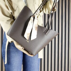 Дамска кожена чанта тип шопър – тъмнокафява Дамска кожена чанта тип шопър в тъмнокафяв цвят, носена през рамо