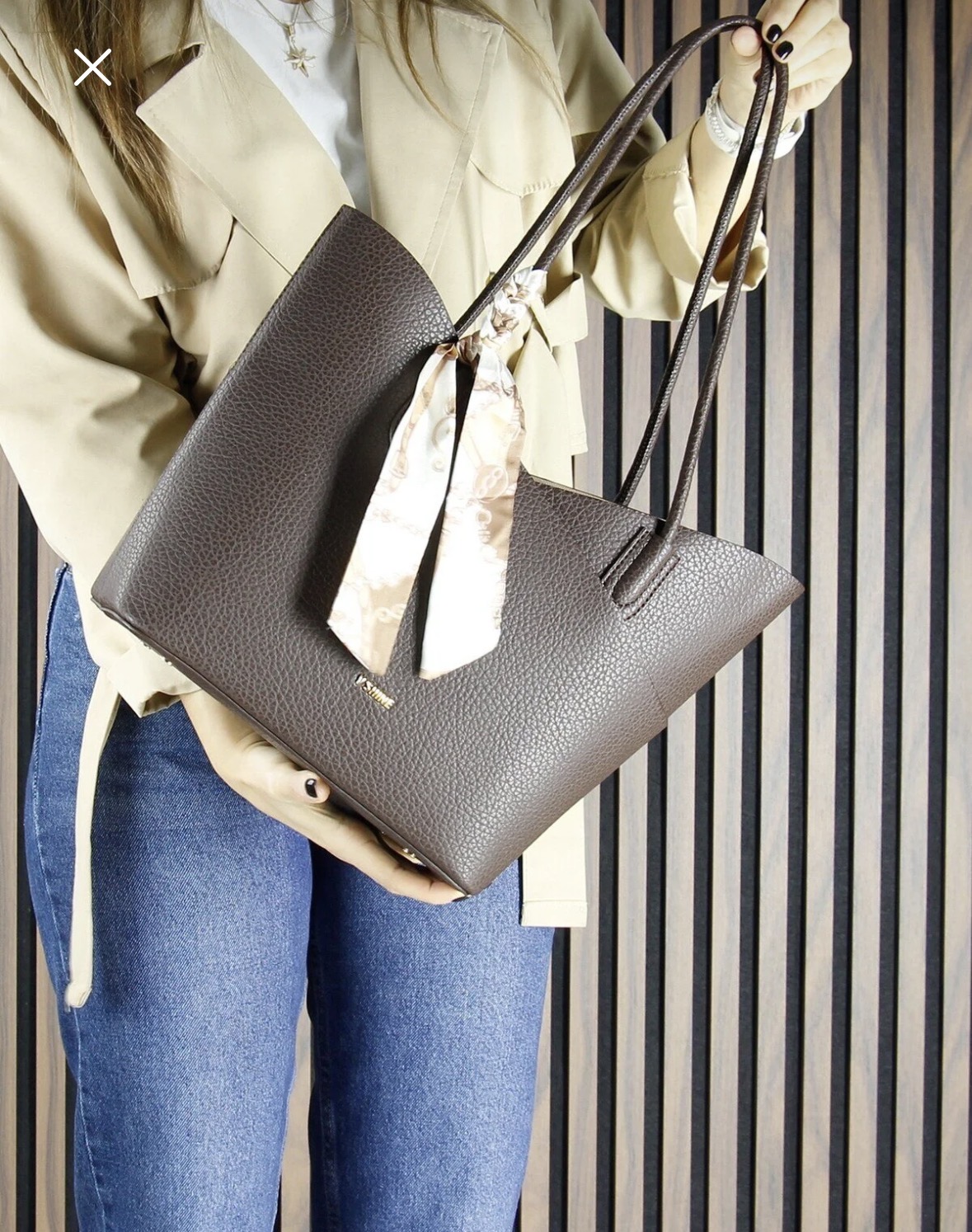 Дамска кожена чанта тип шопър – тъмнокафява Дамска кожена чанта тип шопър в тъмнокафяв цвят, носена през рамо