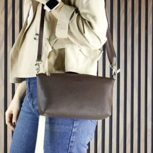 Дамска кожена чанта тип шопър – тъмнокафява Дамска кожена чанта тип шопър в тъмнокафяв цвят, носена през рамо