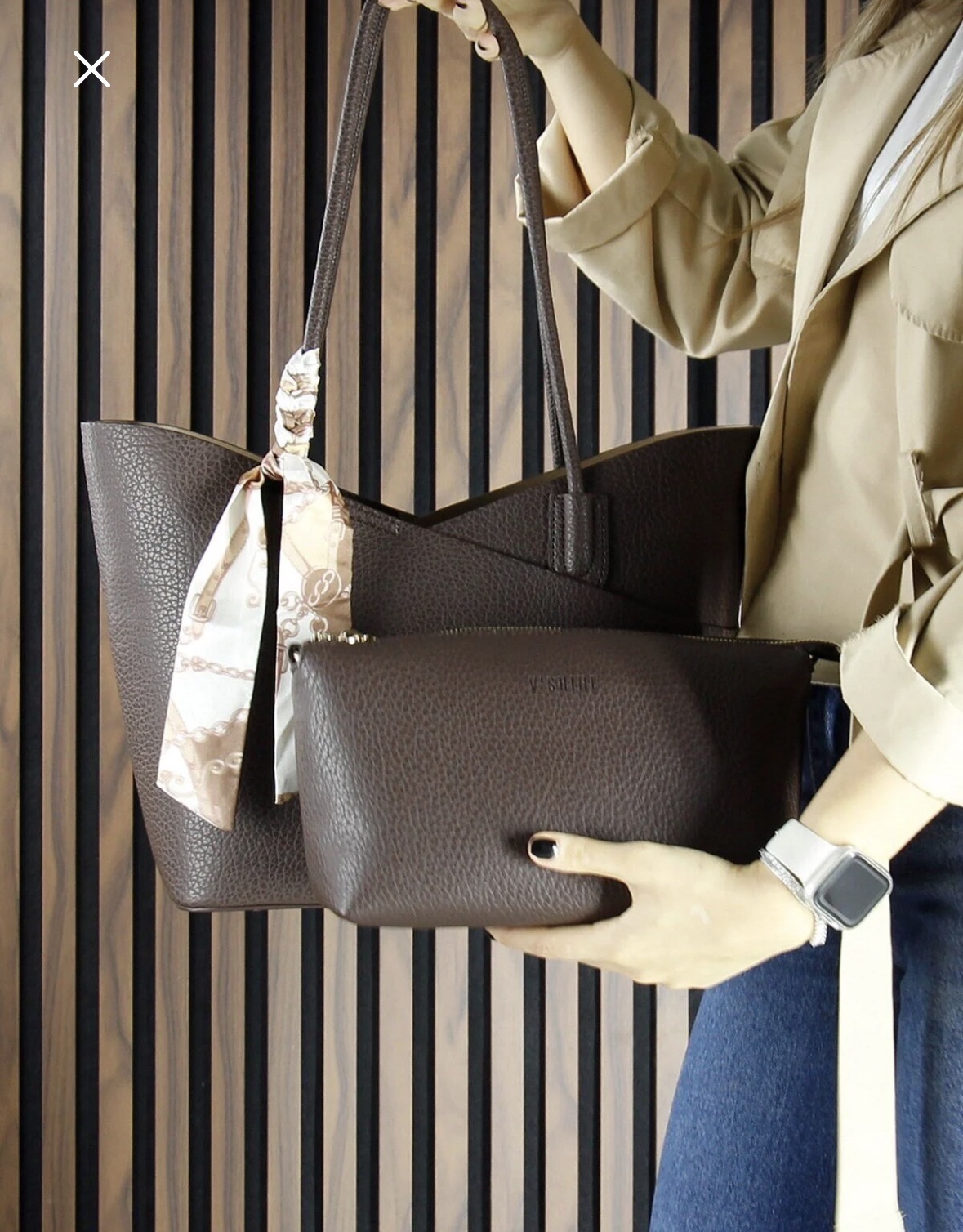 Дамска кожена чанта тип шопър – тъмнокафява Дамска кожена чанта тип шопър в тъмнокафяв цвят, носена през рамо