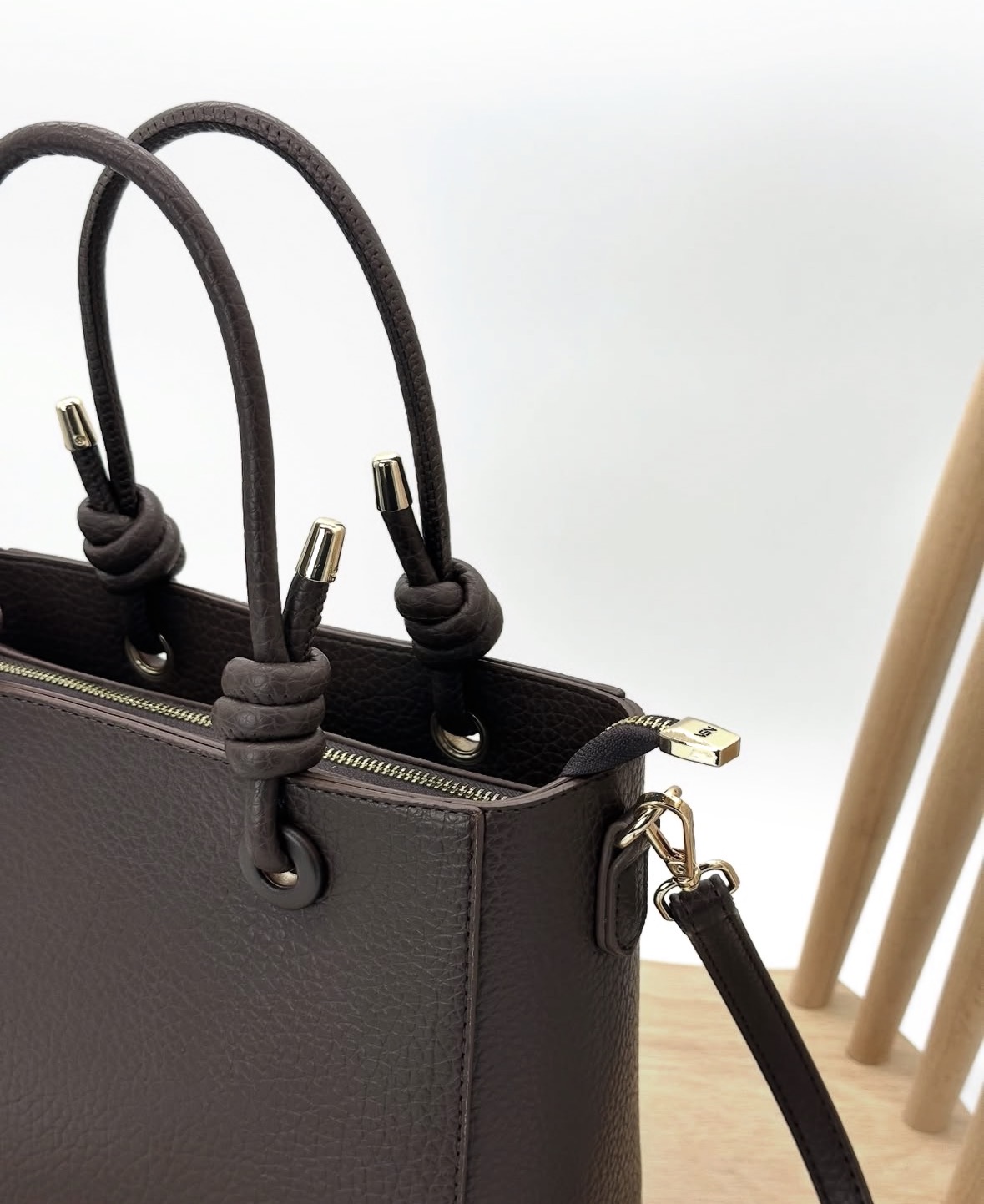 Дамска чанта Vshine 3098 – черна елегантна чанта с къси дръжки и дълга презрамка Дамска чанта Vshine 3098 черна – елегантна чанта с къси дръжки и дълга презрамка