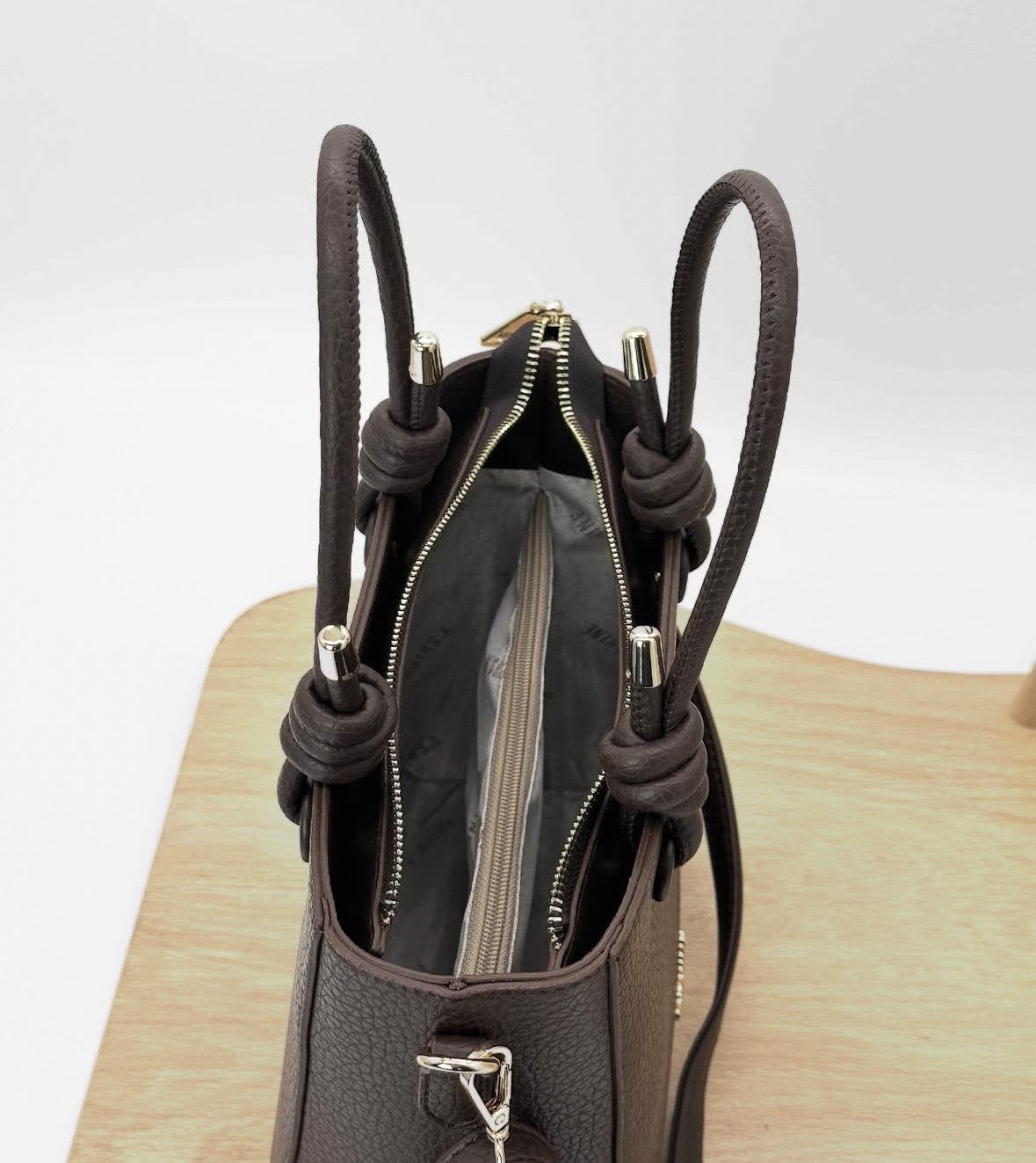 Дамска чанта Vshine 3098 – черна елегантна чанта с къси дръжки и дълга презрамка Дамска чанта Vshine 3098 черна – елегантна чанта с къси дръжки и дълга презрамка