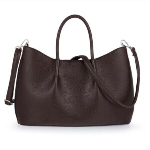 Тъмно-кафява дамска чанта от еко кожа с презрамка Тъмно-кафява дамска чанта от еко кожа с къси дръжки и регулируема презрамка