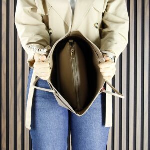 Дамска кожена чанта тип tote в цвят визон от естествена кожа с къси дръжки