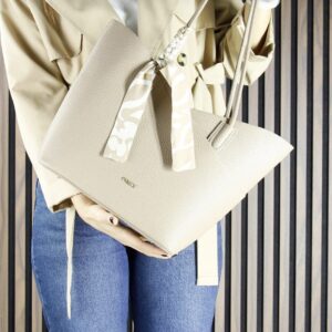 Дамска кожена чанта тип tote в цвят визон от естествена кожа с къси дръжки