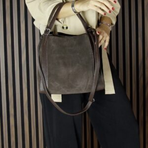 Дамска чанта от естествена кожа – тъмнокафява, елегантен модел през рамо Дамска чанта от естествена кожа тъмнокафява, модел за носене през рамо с дълга презрамка