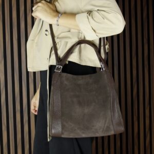 Дамска чанта от естествена кожа – тъмнокафява, елегантен модел през рамо Дамска чанта от естествена кожа тъмнокафява, модел за носене през рамо с дълга презрамка