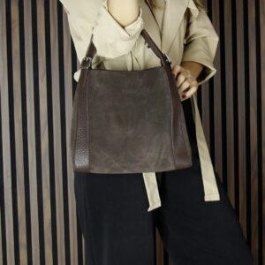 Дамска чанта от естествена кожа тъмнокафява, модел за носене през рамо с дълга презрамка