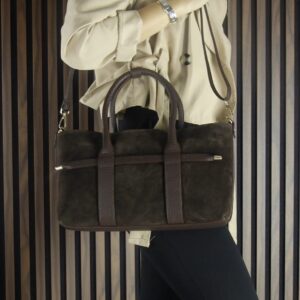 Тъмно кафява дамска чанта от естествен велур с къси дръжки – елегантен модел