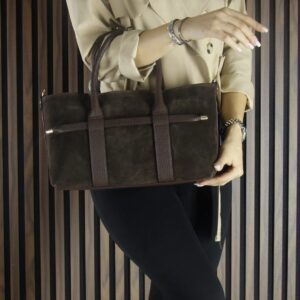 Тъмно кафява дамска чанта от естествен велур с къси дръжки – елегантен модел