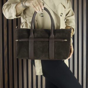 Тъмно кафява дамска чанта от естествен велур с къси дръжки – елегантен модел