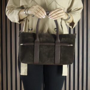 Тъмно кафява дамска чанта от естествен велур с къси дръжки – елегантен модел