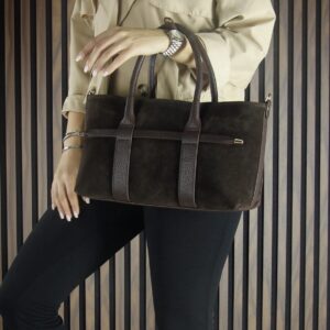 Тъмно кафява дамска чанта от естествен велур с къси дръжки – елегантен модел