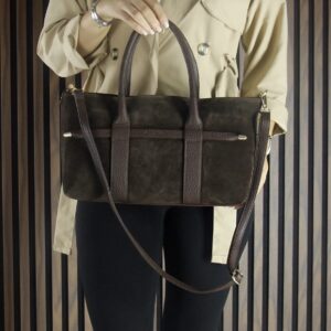 Тъмно кафява дамска чанта от естествен велур с къси дръжки – елегантен модел